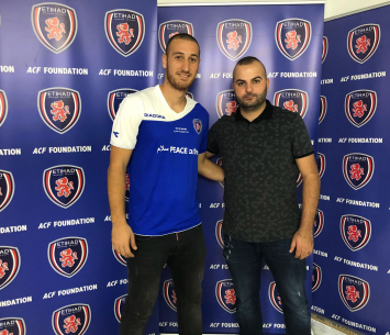 פריג' במעמד החתימה