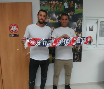 נור ביסאן במעמד החתימה (הפועל רמת גן)