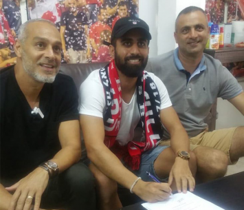 אמסיס במעמד החתימה