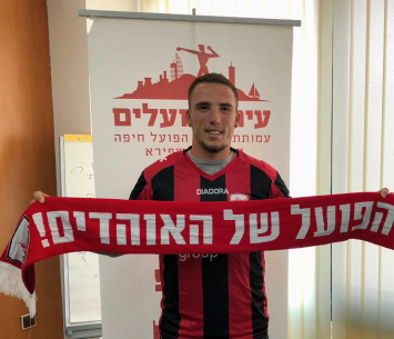 השוער במעמד החתימה (דוברות המועדון)