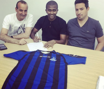 דגו במעמד החתימה