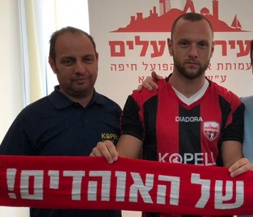 אוסדצ'י במעמד החתימה