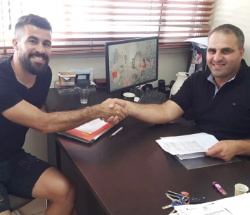 עדאווי במעמד החתימה