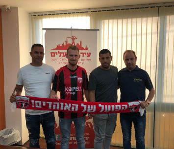 קודינסקי במעמד החתימה