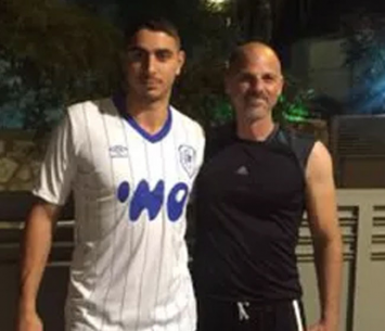 טוריאל במעמד החתימה