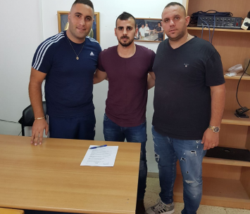 אבו רוקון במעמד החתימה