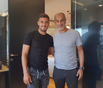 יפרח במעמד החתימה