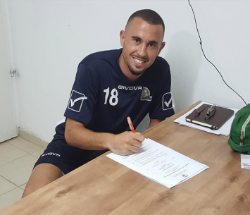 בן הרוש במעמד החתימה