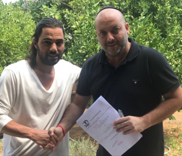 אסולין במעמד החתימה(הפועל לוד)