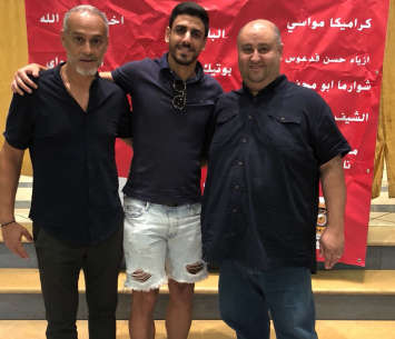 אלבז במעמד החתימה