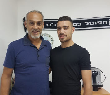 חייא עם סוכנו אפי סופר במעמד החתימה