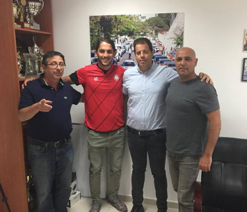 בנש במעמד החתימה