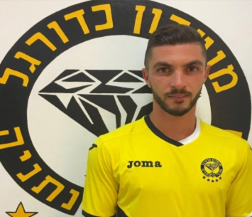 מצהוב לכחול. קובי מור