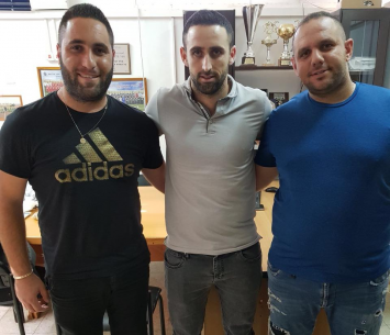 אוחיון במעמד החתימה