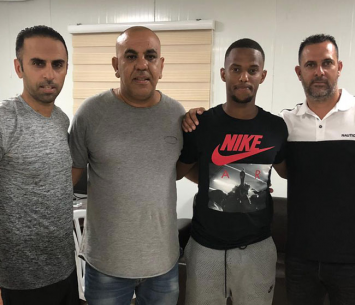 טדסה במעמד החתימה