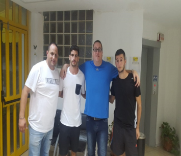 ממשיכים להתחזק. שחקני חולון במעמד החתימה