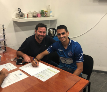 בנימין בעמדת החתימה