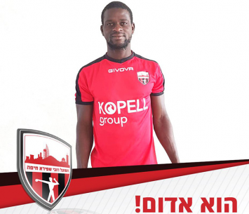 קמורוקו במעמד החתימה (דוברות המועדון)