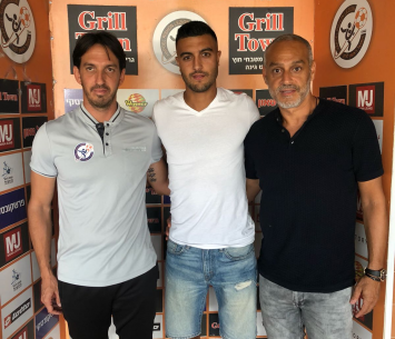 סרדל במעמד החתימה