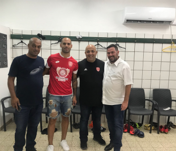 פחם עם סוכנו וראשי המועדון
