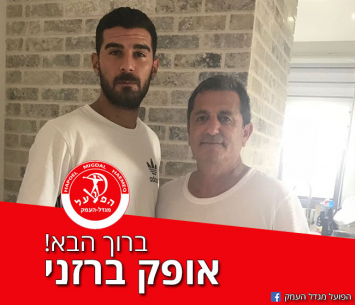 ברזני במעמד החתימה (דף הפייסבוק הרשמי)