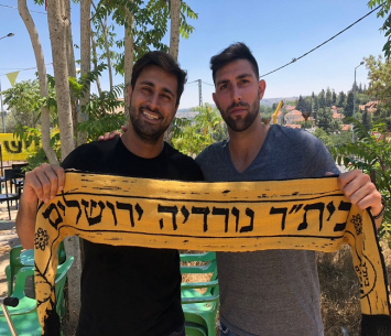 נשאר בבירה. חורב במעמד החתימה