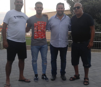 גניש ונציגו במעמד החתימה