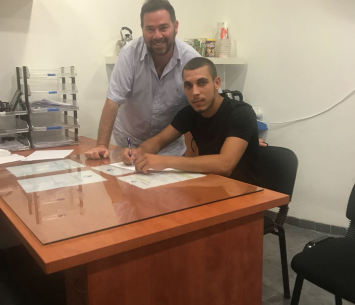 קליגור וקרן במעמד החתימה