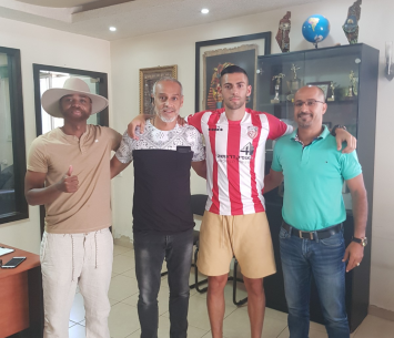 דה סוזה במעמד החתימה