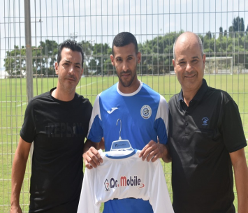 חיזוק מפתיע. יואב במעמד החתימה