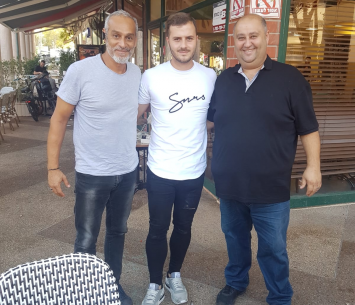 גולן במעמד החתימה