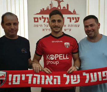 חוזר ללבוש אדום. אלקנתי במעמד החתימה (דף הפייסבוק הרשמי)