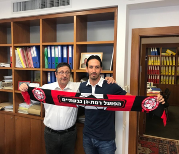 ברקוביץ' במעמד החתימה