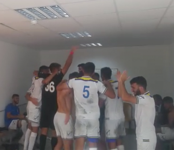 שחקני קריית גת חוגגים בחדר ההלבשה