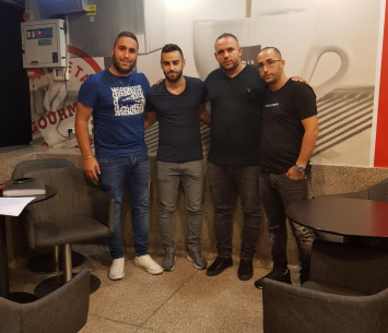 כנפי במעמד החתימה