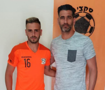 רז שטיין במדי נס ציונה