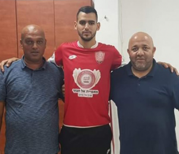 ג'בארין במעמד החתימה