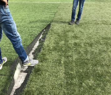 קרע בדשא הסינטטי. מושבה