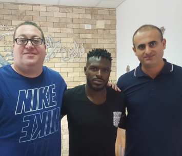 ימפולסקי במעמד החתימה