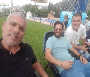 באו לכבד את הסוהרים. זקן, טסי ושטראובר