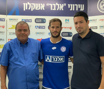 הירש במעמד החתימה