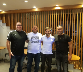 ברטקובסקי במעמד החתימה