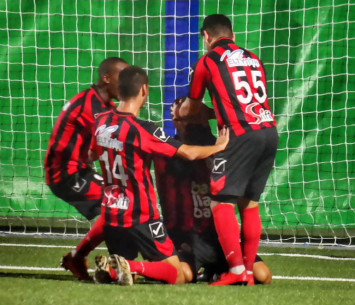 טרבלסי חוגג עם חבריו את שער הבכורה בליגה א' (אבישי אפטקר)