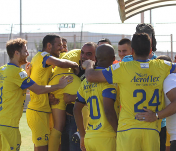 שחקני מכבי אשדוד חוגגים (מוטי קדוש)