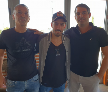 בן שושן במעמד החתימה