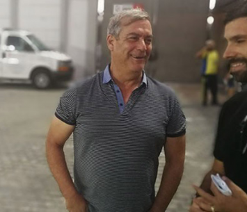 רואה רק קבוצתיות. לנדאו (אביחי דלאל)