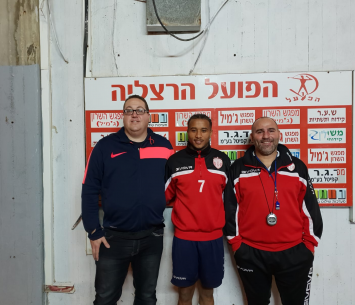 אסמארה במעמד החתימה