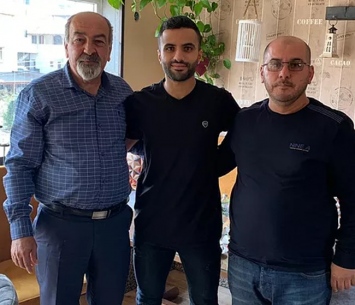 עקל במעמד החתימה