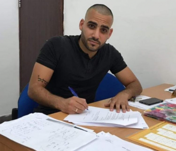 לוגסי במעמד החתימה