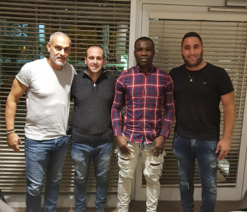 זומא במעמד החתימה